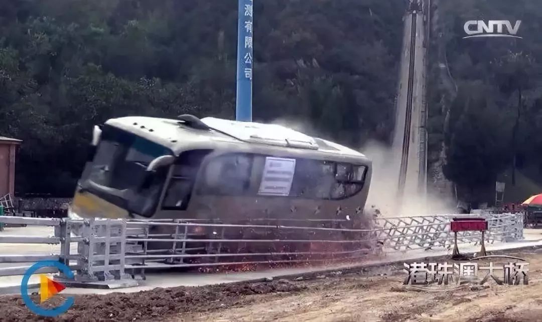 2018年10月23日，港珠澳大桥正式开通，该桥的防护栏可以承受大巴车100公里时速撞击。测试视频显示，撞击角度应为20度角。   图片来源 央视视频截图