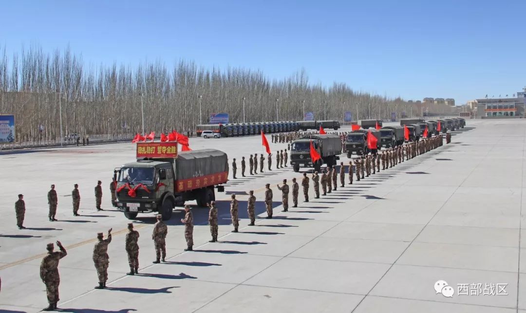 陆军青藏兵站部某旅大雪满弓刀官兵运输忙