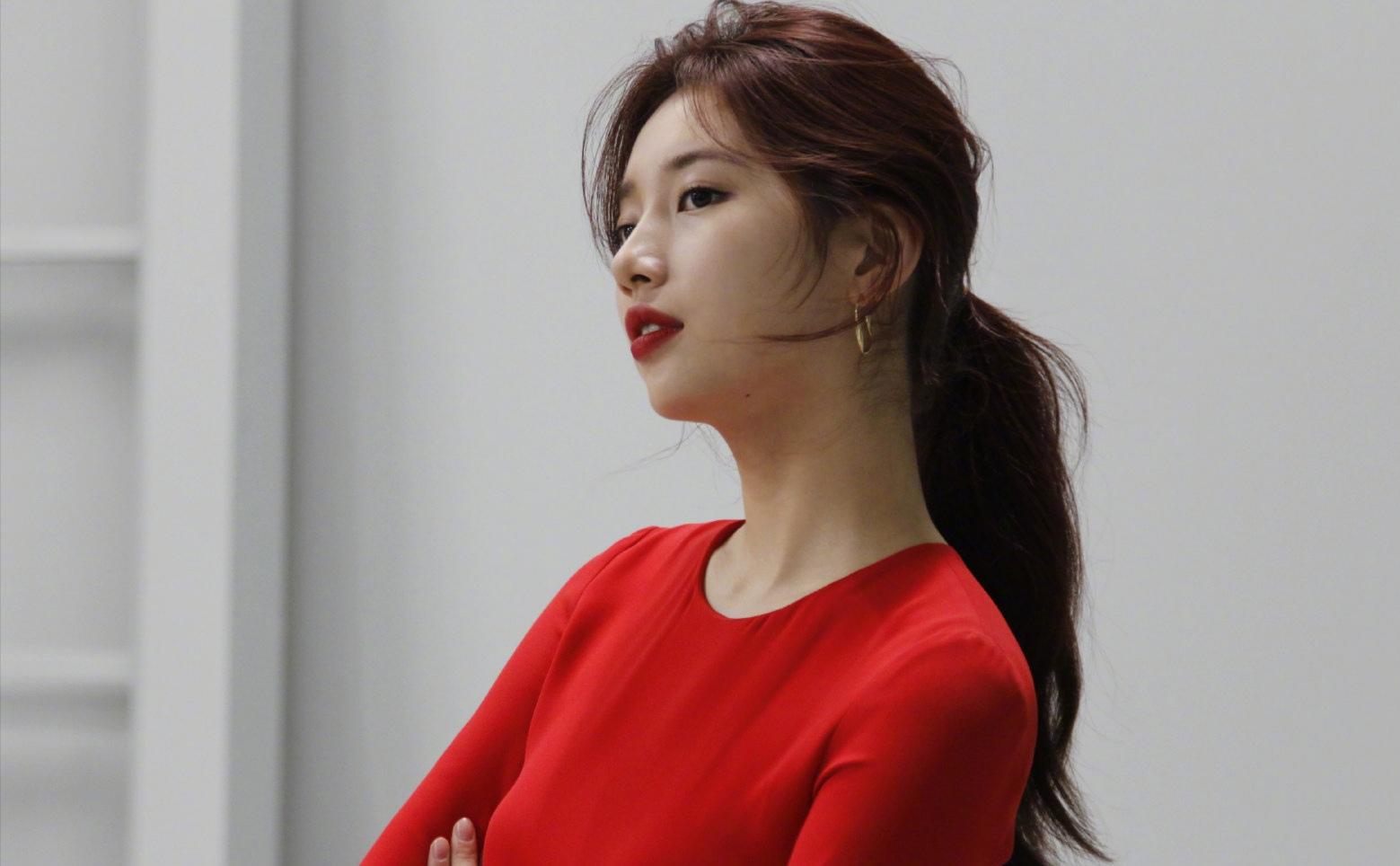 裴秀智拍画报花絮流出,酒红发色吊带红裙,演绎慵懒的优雅妙人儿