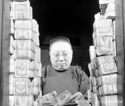  图为1948年上海，工作人员正在清点法币。