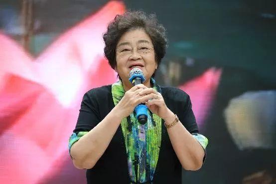 中央人民广播电台播音员主持人导师,播音指导黎江现场示范诵读