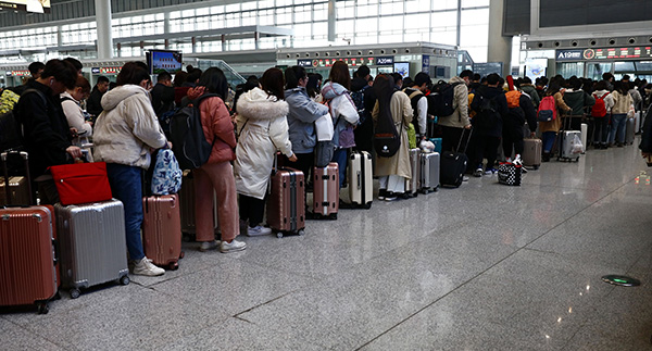 2019年2月23日,旅客在西安北站候车.视觉中国 图