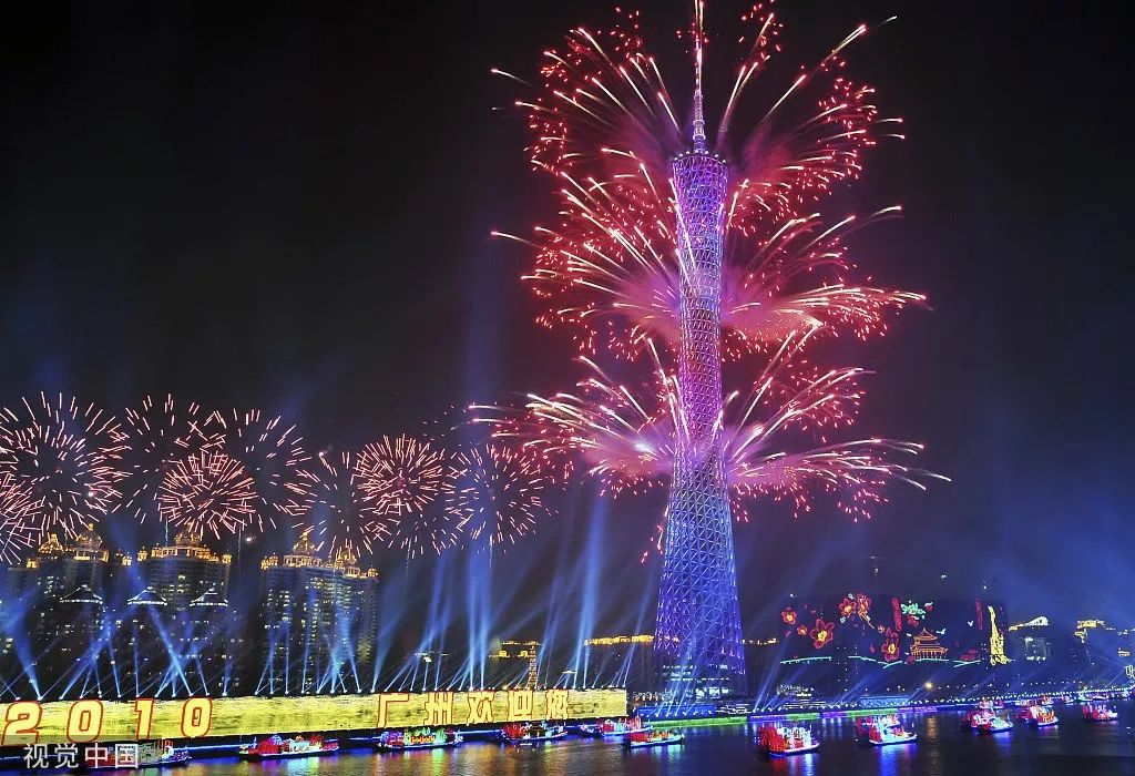 以海心沙为起点沿珠江两岸东西方向延伸出去的岸边都挤满了人百万广州