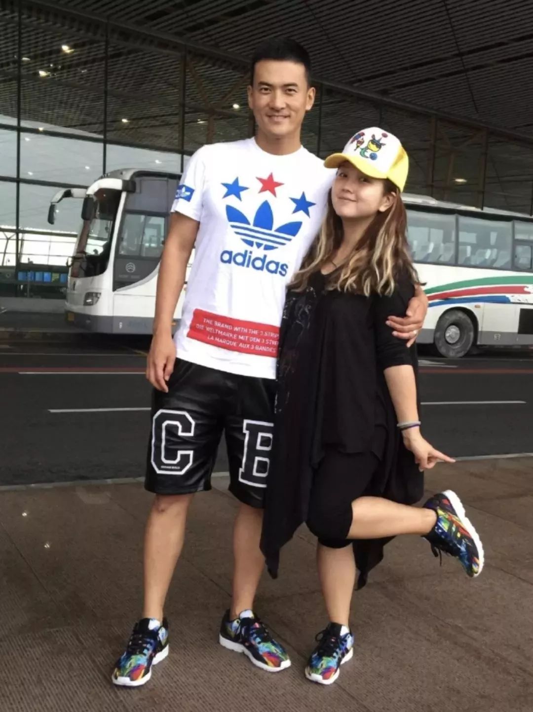 何洁与赫子铭2013年结婚,婚后育有一儿一女,2016年底二人发生婚变.