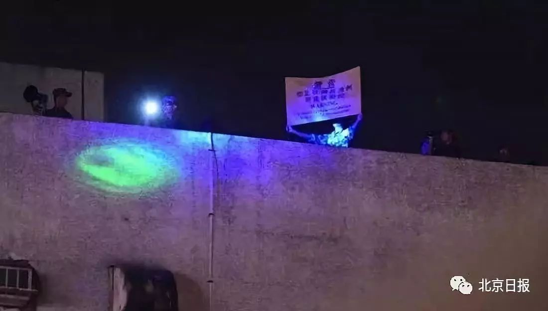 暴徒用镭射笔照射军营 驻港部队首次亮黄旗"警告"