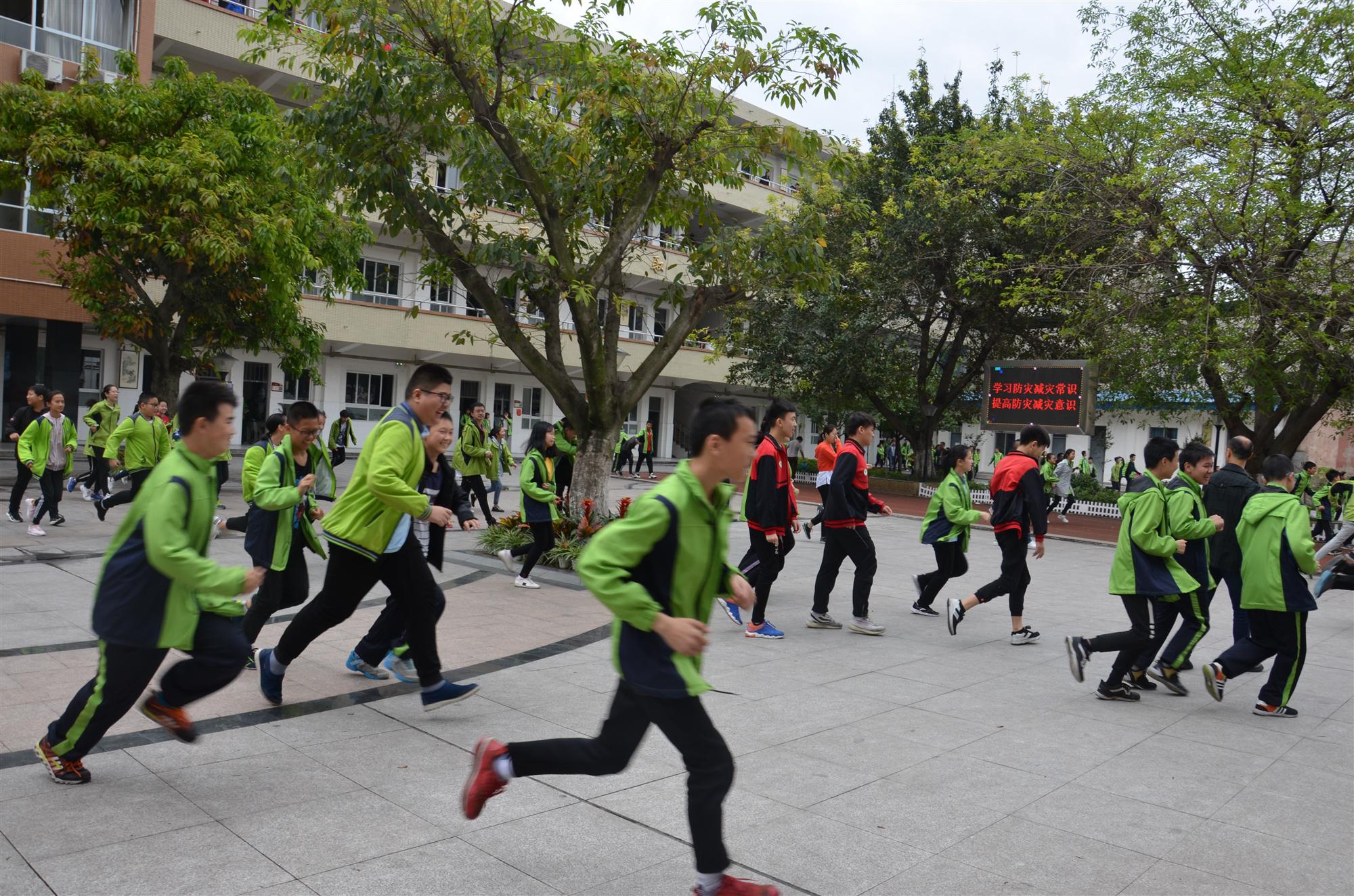 德阳二中开展安全应急疏散演练 2300余名师生3分25秒成功疏散