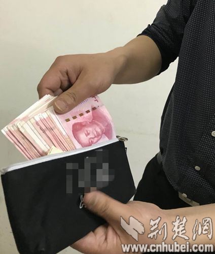 安陆一初中女生捡到近六千元现金上交学校