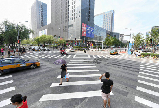 人行道的绿灯一亮,十字路口所有方向的机动车都要停下来等行人过马路