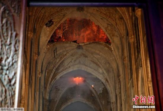 当地时间4月15日，法国巴黎圣母院大教堂内部继续燃烧着火焰和烟雾。据悉，教堂标志性的尖塔已被烧塌。