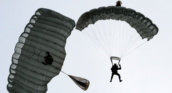 俄空降兵将换装可控降落伞能隐身滑翔数十公里