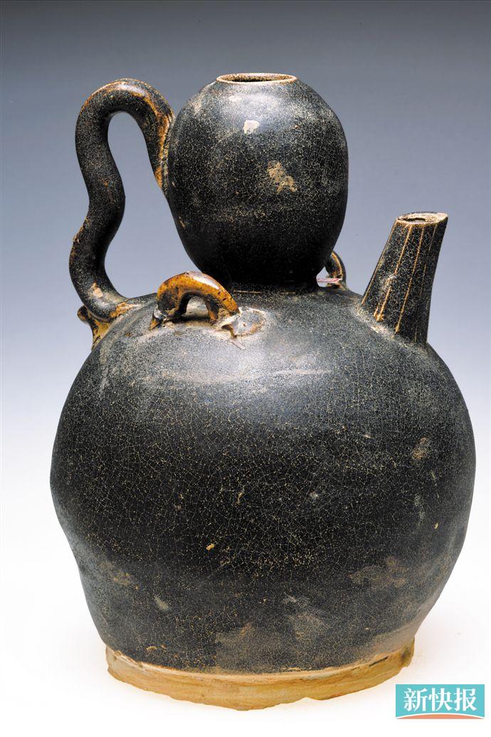 长沙窑针对域外市场进行中西结合的开发 以模印贴花壶和双耳罐最具