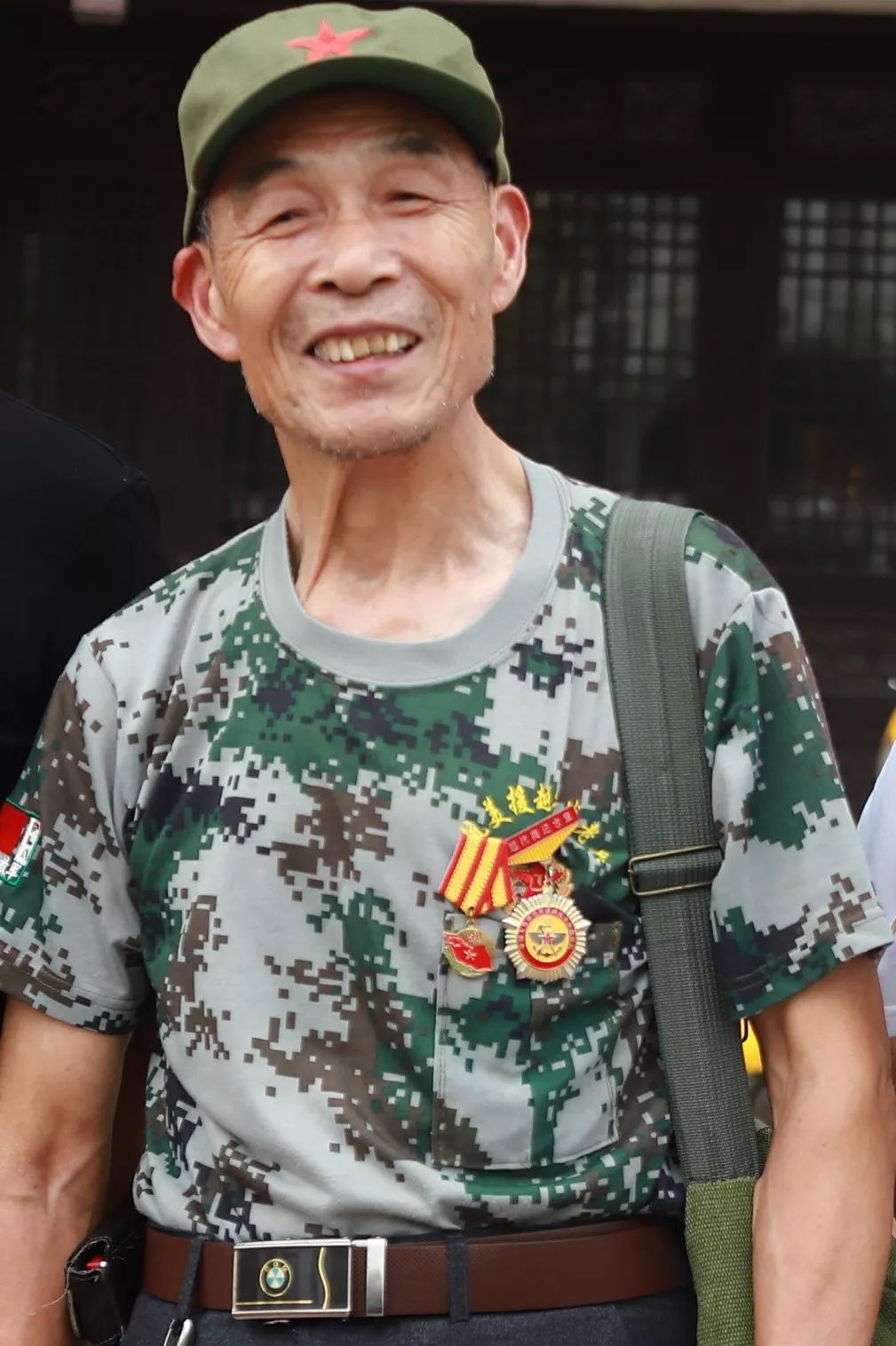抗美援越老兵时代军哥的父亲王智勇胸着佩戴着军功章参加了会议讲述了