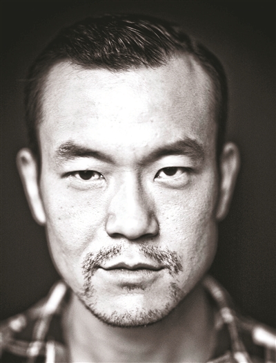 姜文的《邪不压正》中,廖凡扮演的反派朱潜龙开场是对着朱元璋画像认