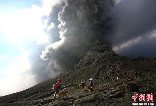 资料图：印尼布罗莫火山喷发。