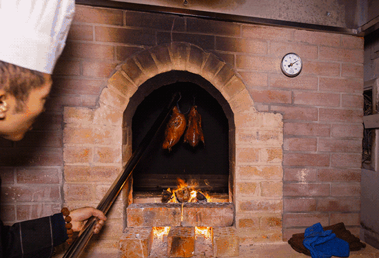 将传统果木挂炉烤鸭技术发挥到一定层次独特的烤鸭方式店内制作烤鸭