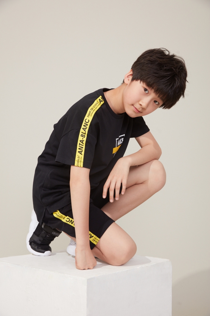 天天运动造型时尚大片曝光 天生模特范儿|张悦轩|运动裤|白t恤_新浪