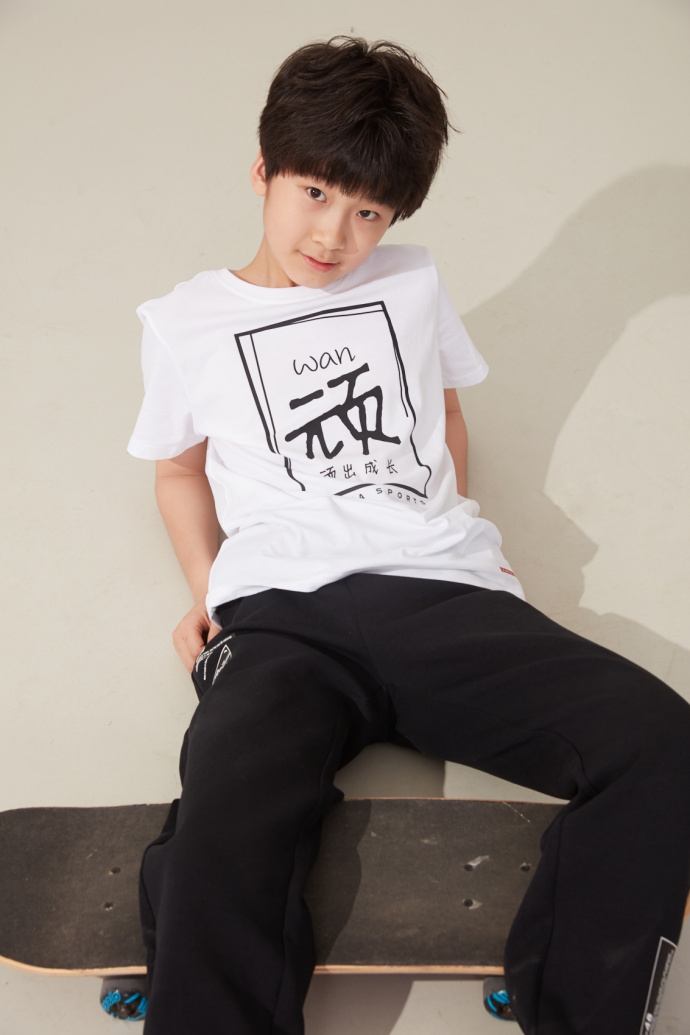 天天运动造型时尚大片曝光 天生模特范儿|张悦轩|运动裤|白t恤_新浪