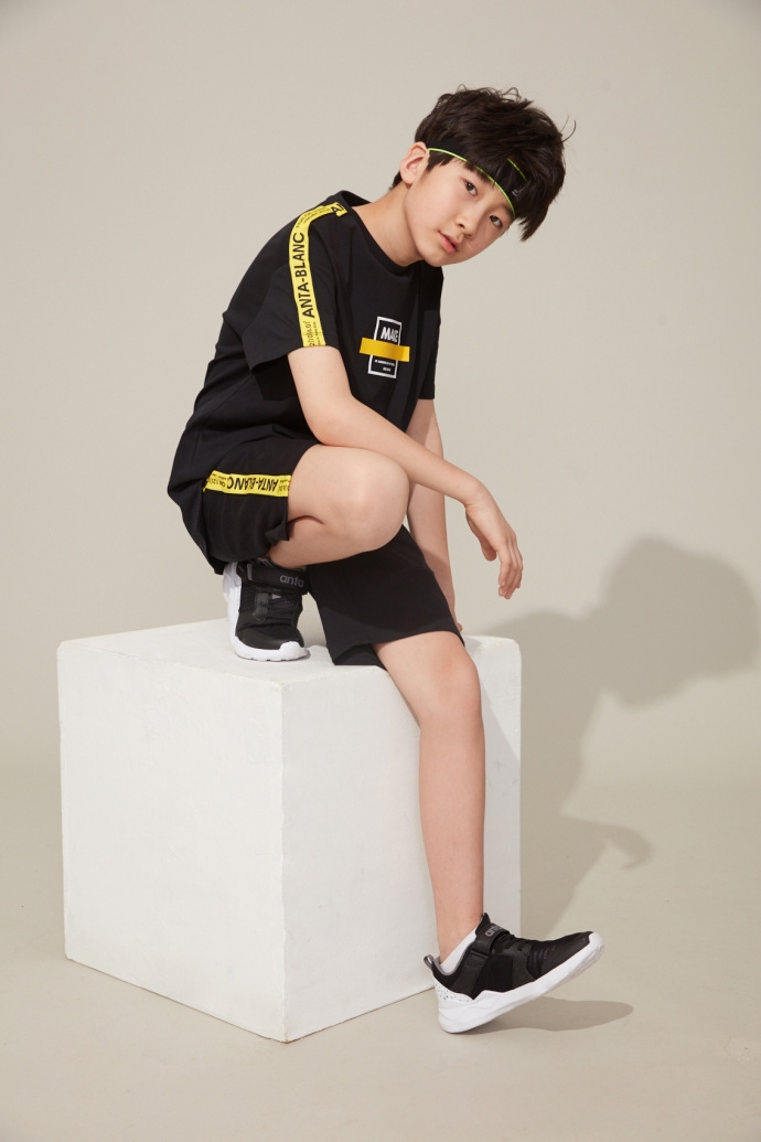 天天运动造型时尚大片曝光 天生模特范儿|张悦轩|运动裤|白t恤_新浪