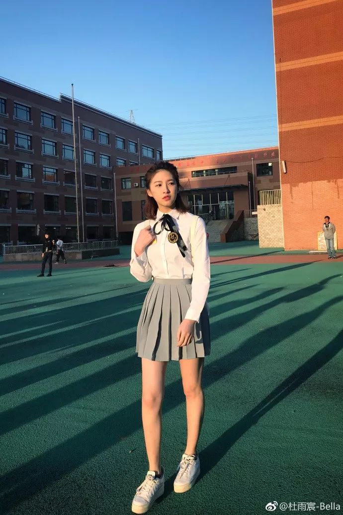 而女主杜雨宸,出演过《少年四大名捕》和《香蜜沉沉烬如霜》,颜值气质