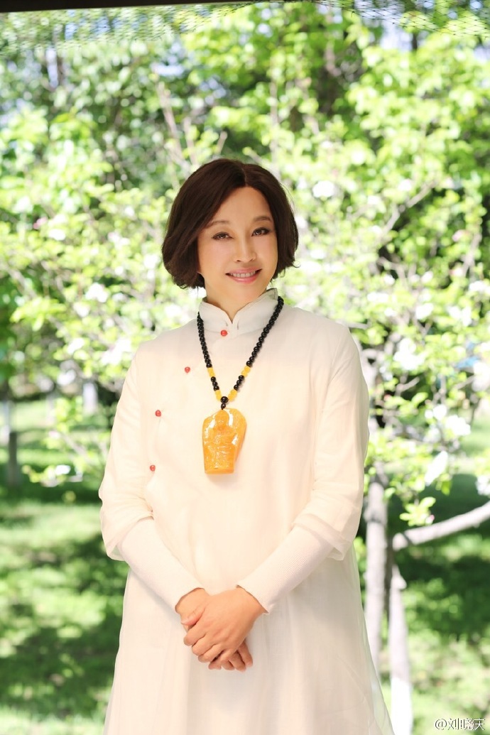 刘晓庆练书法故意捂胸口,网友:手上的大玉镯子又抢镜了!