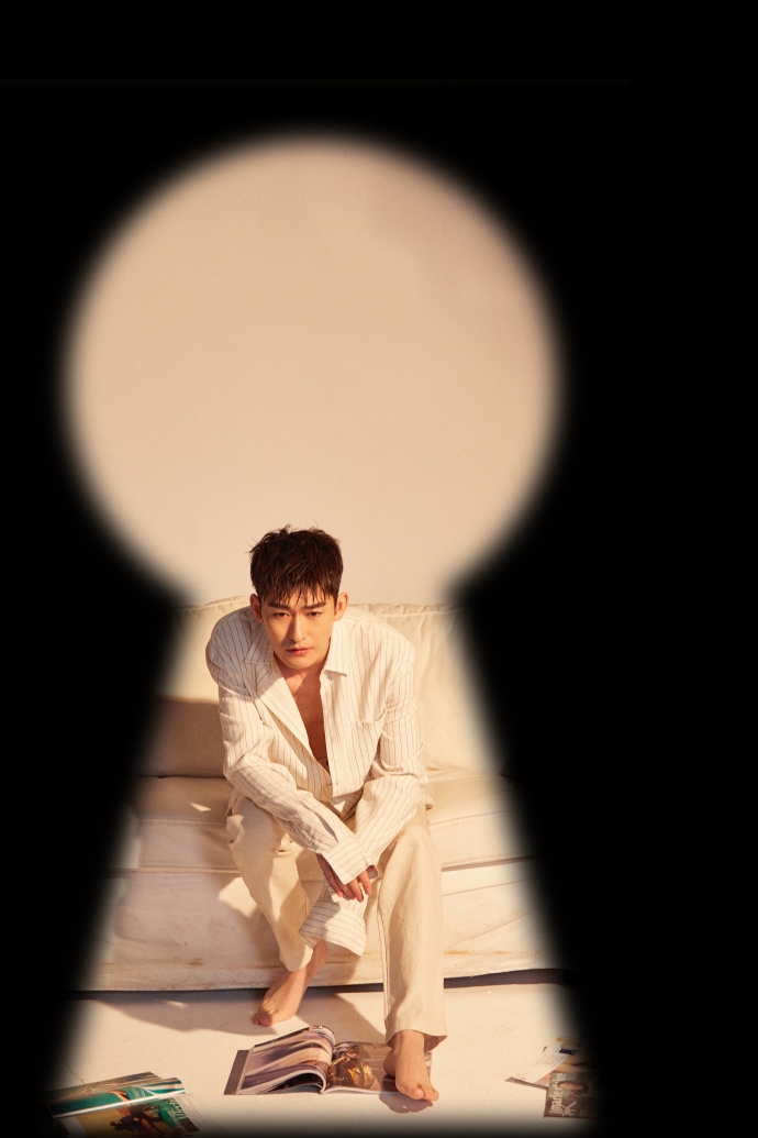 张翰密室写真大展熟男魅力 胸肌完美锁骨吸睛