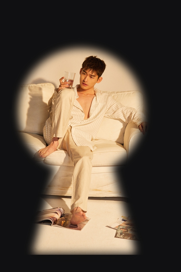 张翰密室写真大展熟男魅力 胸肌完美锁骨吸睛