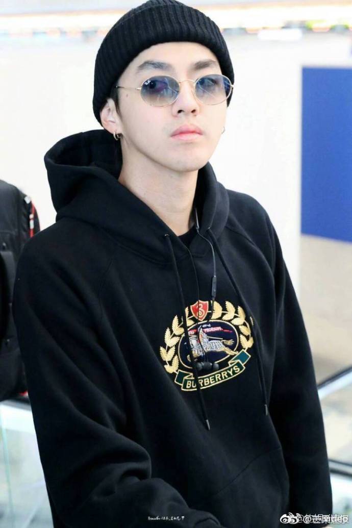 吴亦凡回国亮相机场 卫衣黑帽墨镜简单随性