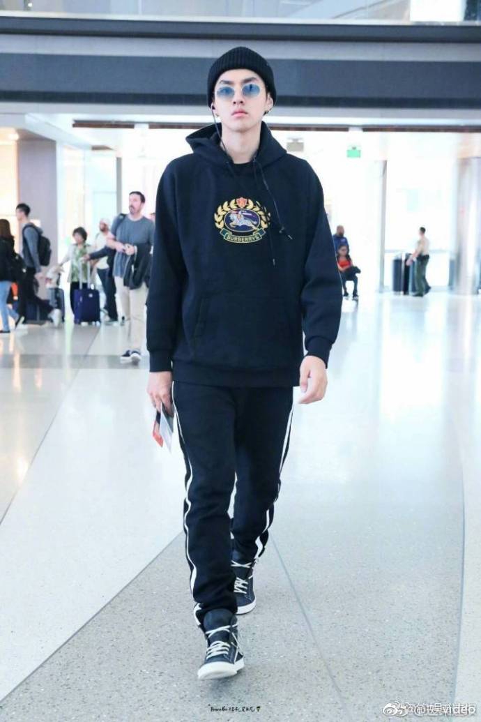 吴亦凡回国亮相机场 卫衣黑帽墨镜简单随性