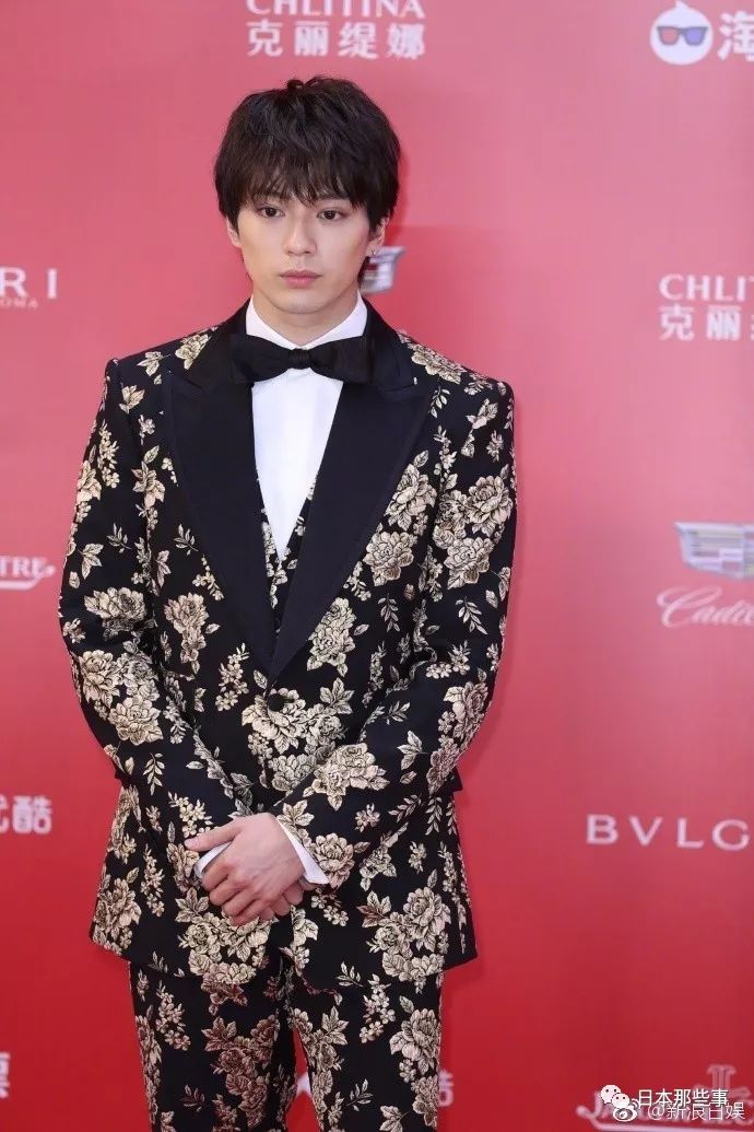 新田真剑佑亮相上海电影节帅得有点过分了吧
