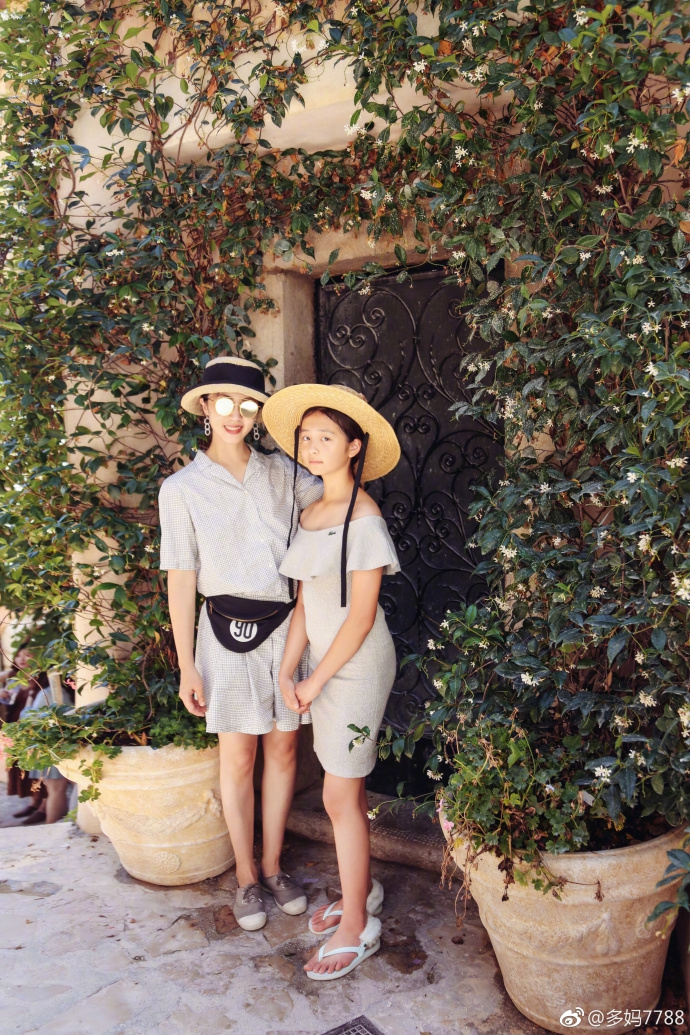 孙莉晒与女儿多多合照 穿连衣裙戴草帽清秀似姐妹