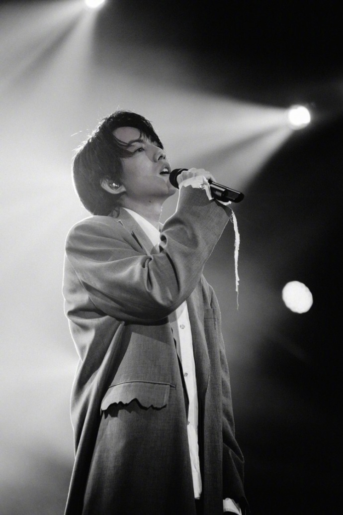 林宥嘉最新写真酷帅有型 俏皮wink电力十足