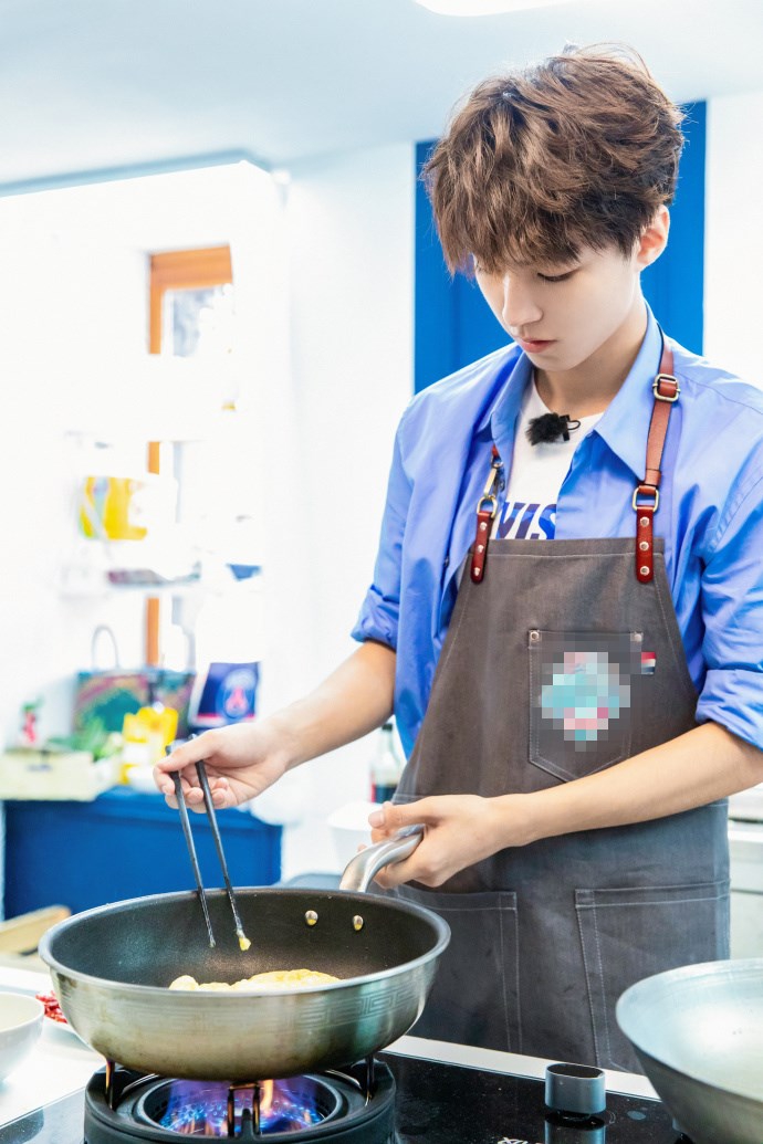 王俊凯清爽蓝衣变大厨 认真做菜有模有样侧颜吸睛