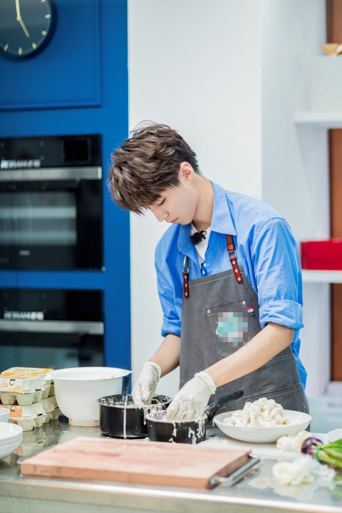 王俊凯清爽蓝衣变大厨 认真做菜有模有样侧颜吸睛