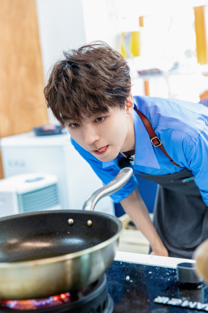 王俊凯清爽蓝衣变大厨 认真做菜有模有样侧颜吸睛