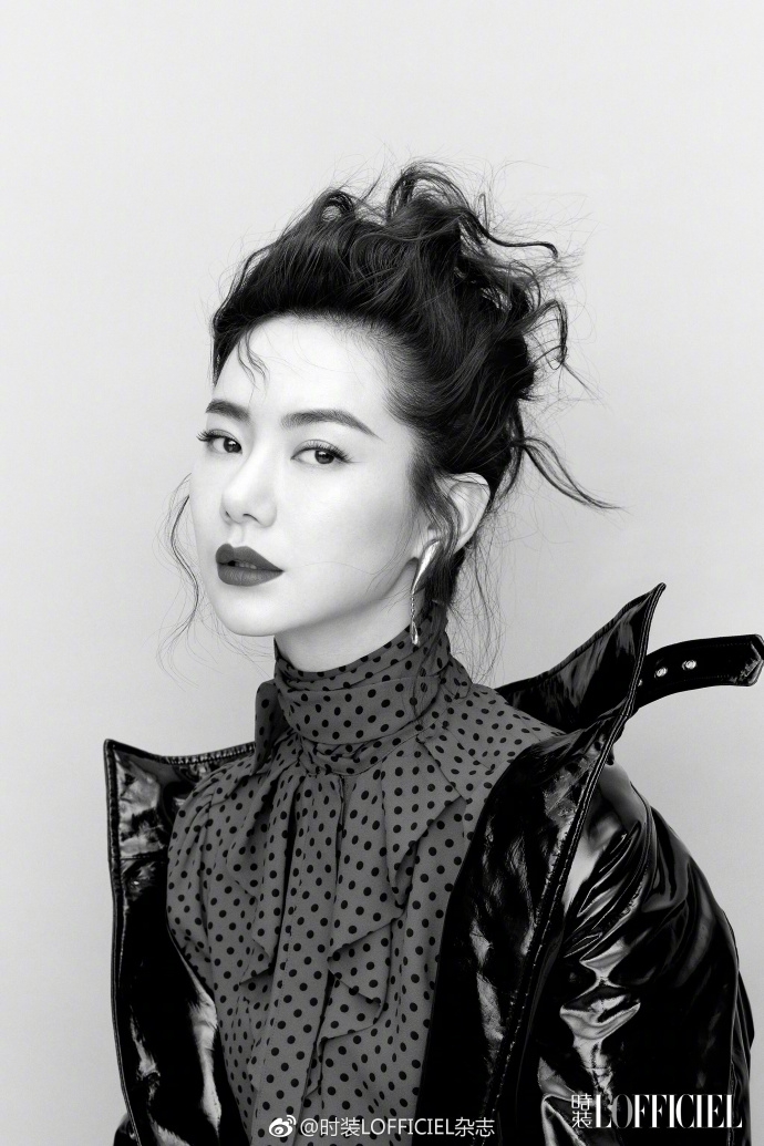 戚薇登杂志封面造型多变 手抱萌犬霸气十足