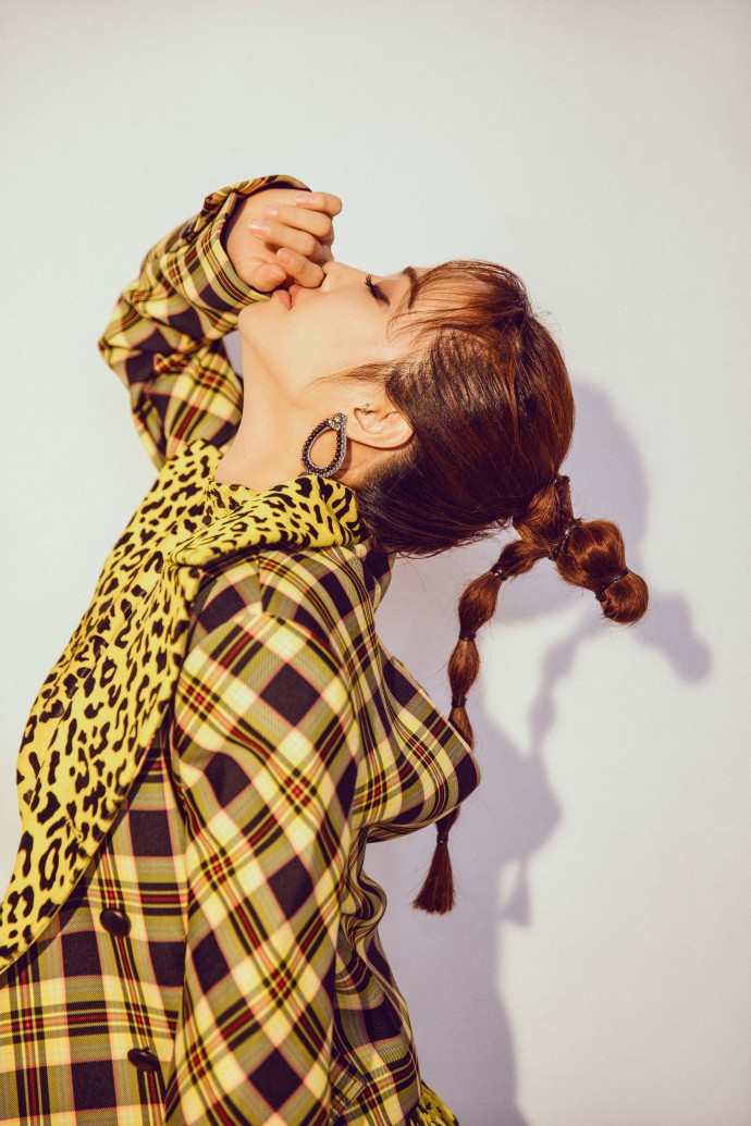 蔡依林最新写真曝光 金黄色豹纹长裙耀眼夺目