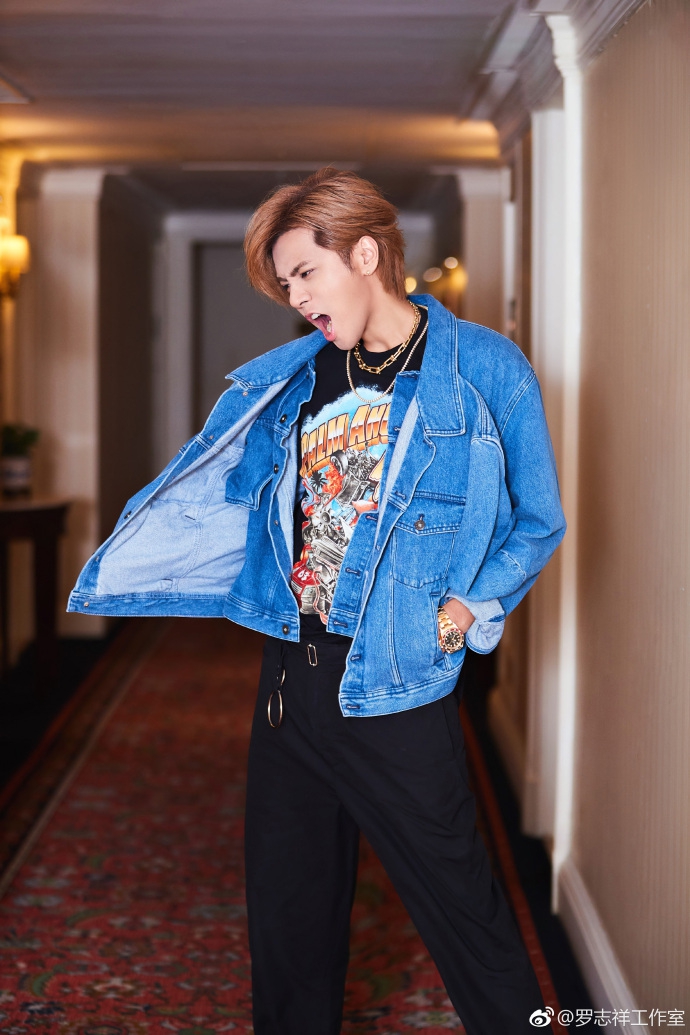 罗志祥蓝色牛仔装凹造型 表情不羁酷帅十足