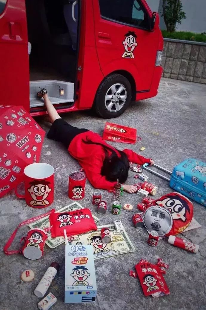 一跤摔出几个亿!炫富挑战为何爆火社交媒体?