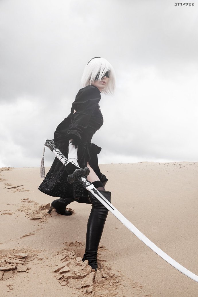 美女cos《尼尔:机械纪元》2b 前凸后翘大露春光