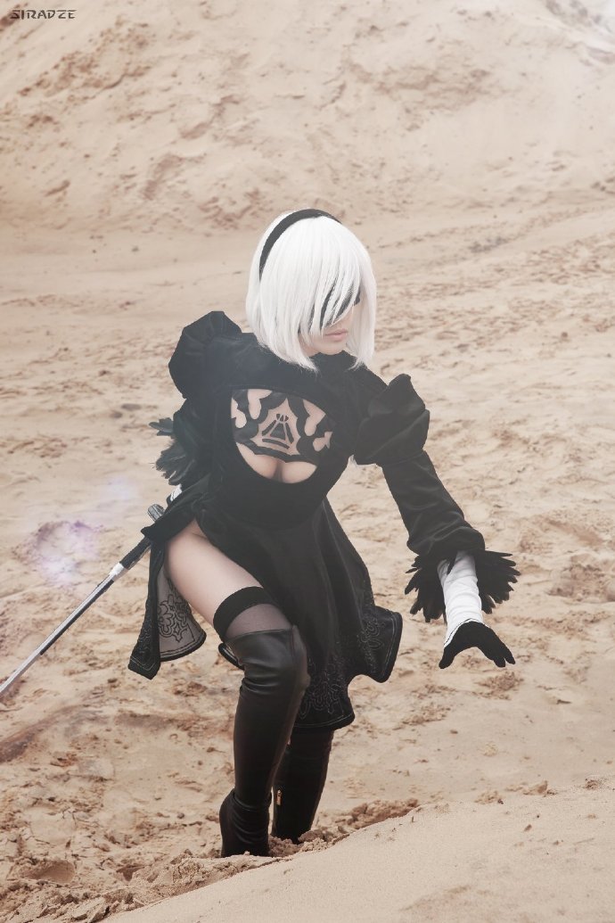 美女cos《尼尔:机械纪元》2b 前凸后翘大露春光