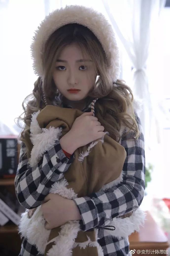 还记得变形计里追星花几十万的陈思媛吗她上了北大