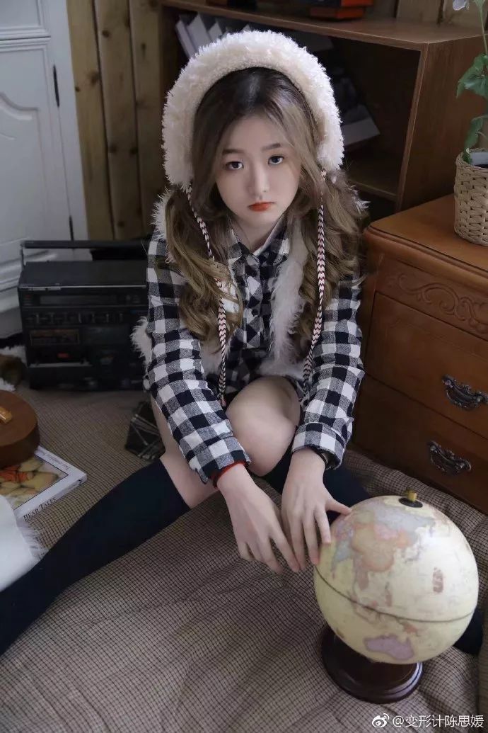 还记得变形计里追星花几十万的陈思媛吗她上了北大