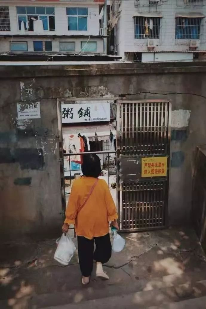 “癌症街上,那些拎着尿袋的人”:30张照片,戳破成年人最心酸的一面 “癌症街上,那些拎着尿袋的人”:30张照片,戳破成年人最心酸的一面