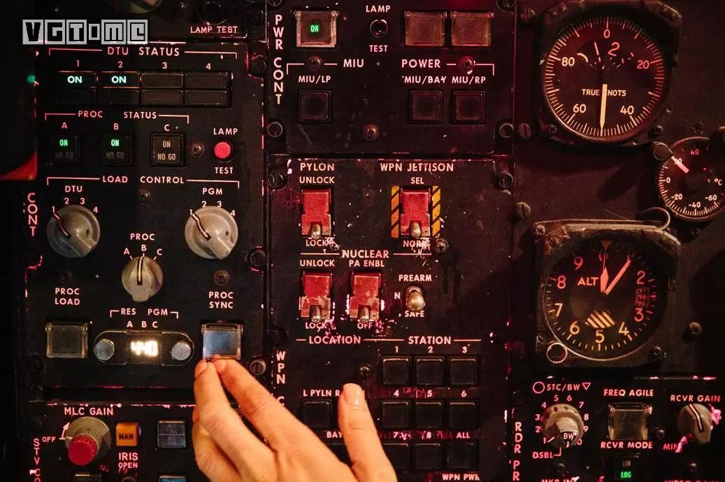 现代抛掷核武器的方式无非这么几种,轰炸机,潜射弹道导弹或是洲际弹道