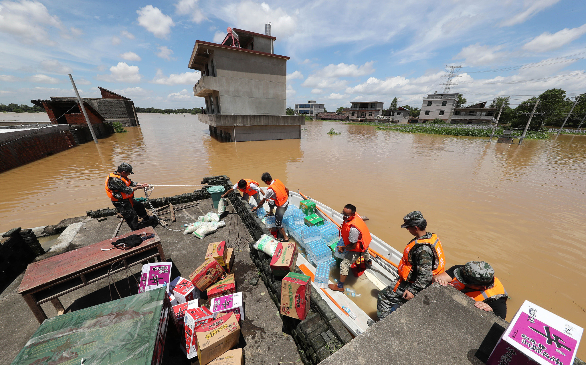 江西东乡:暴雨洪水致村庄成泽国