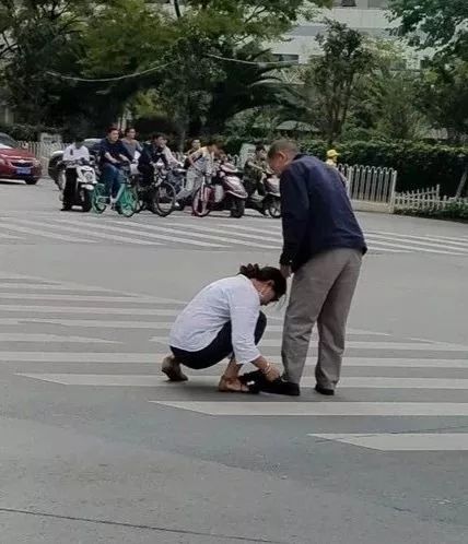 昆明街头一母亲放下孩子扶老人过马路 你善良而有教养的样子真可爱!