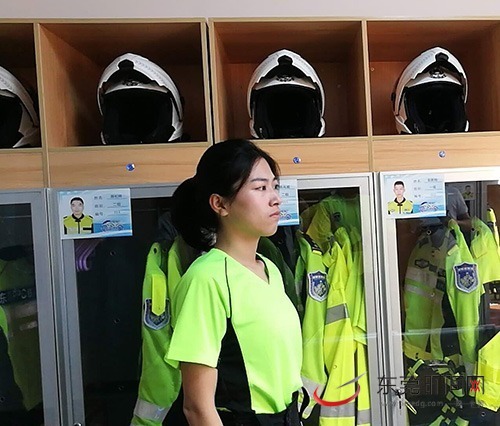 带你近距离接触圈粉无数的东莞女铁骑90后警花曾经怕骑车