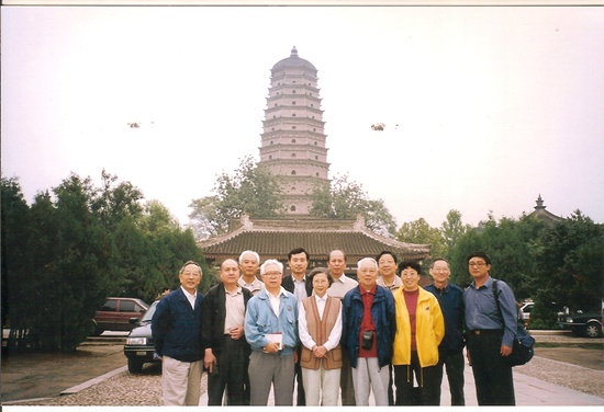 2000年9月，中国科学院老科学家科普演讲团开展西部行活动，这是成员们在西安。陈宝泉/摄