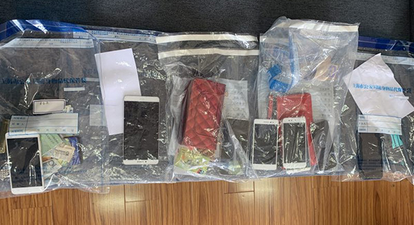 成都信用卡 被盗手机。黄浦警方供图