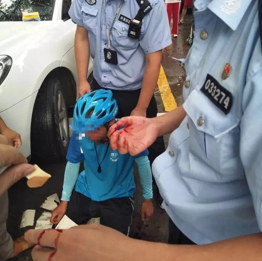 外卖小哥跪地拿剪刀抹脖子!之后又抱民警的腿痛哭.